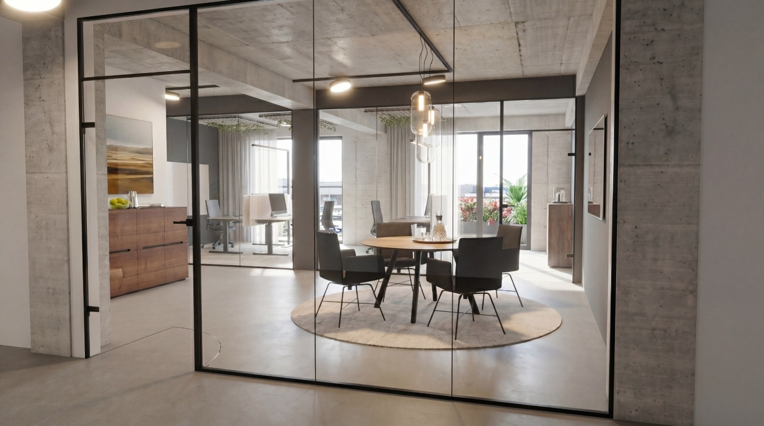 Eleganter Besprechungsraum im Greenhouse Senden hinter einer schwarzen Glastrennwand mit rundem Holztisch, Designerstühlen und Pendelleuchten.