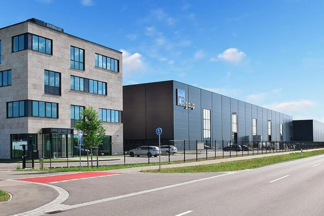 Zwei Personen geben sich die Hand.