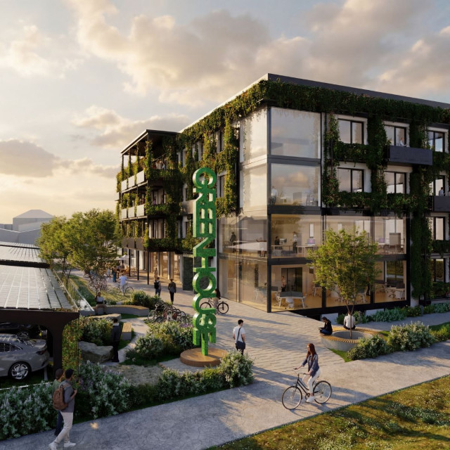 Modernes, vierstÃ¶ckiges BÃ¼rogebÃ¤ude mit begrÃ¼nter Fassade und Balkonen; im Erdgeschoss befinden sich LÃ¤den mit AuÃenterrassen, SitzplÃ¤tzen, Pflanzen und Menschen auf einem lebendigen, urbanen Platz.